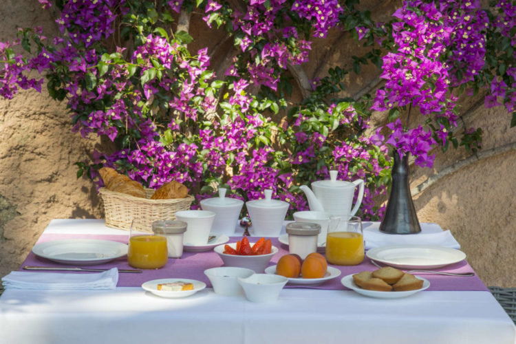 Table du petit déjeuner au Mas du Chanoine