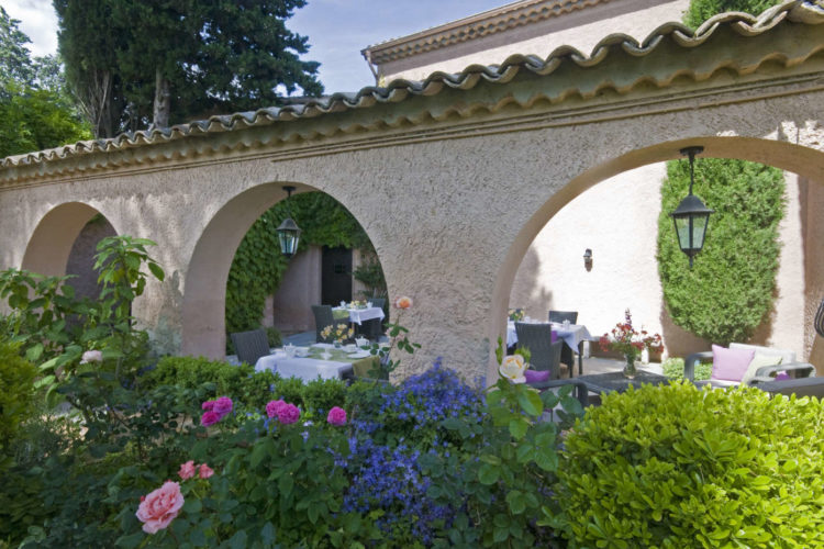 Vue du jardin fleuri de roses pendant le petit déjeuner