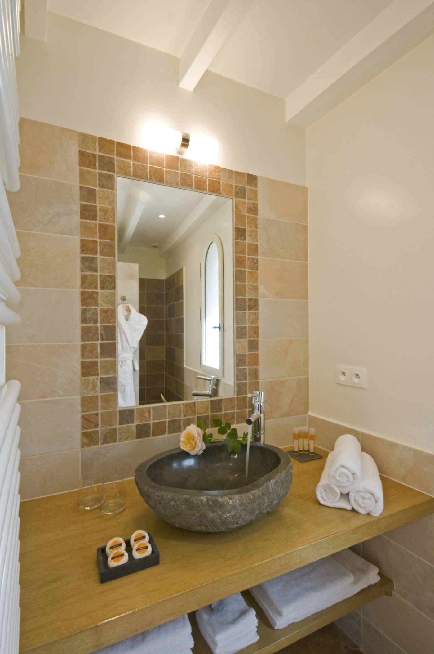 La Cannoise — salle de douche et vasque
