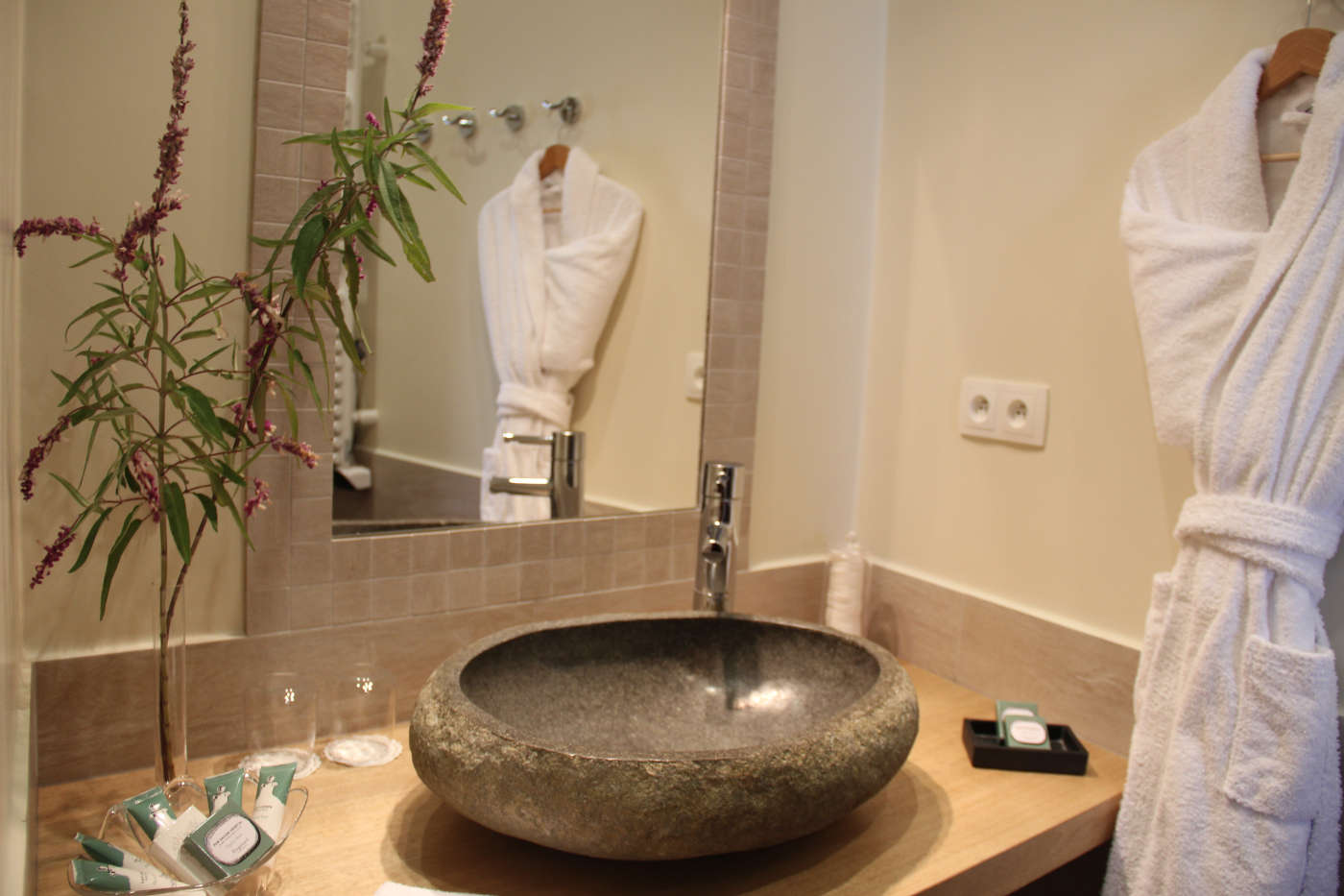 Le Petit Mas — salle de douche