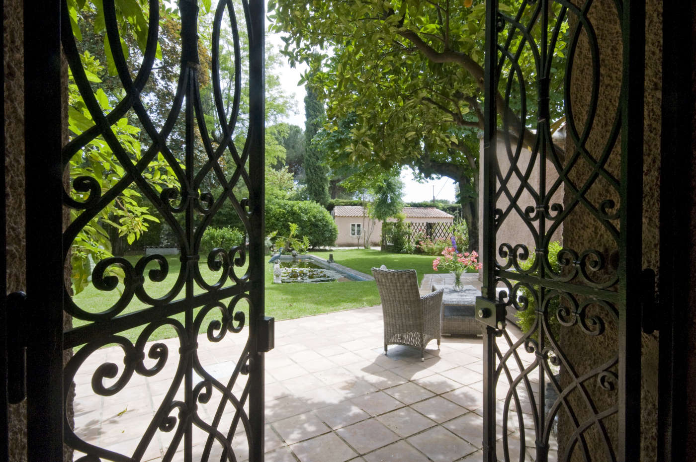 Le Petit Mas — façade et jardin