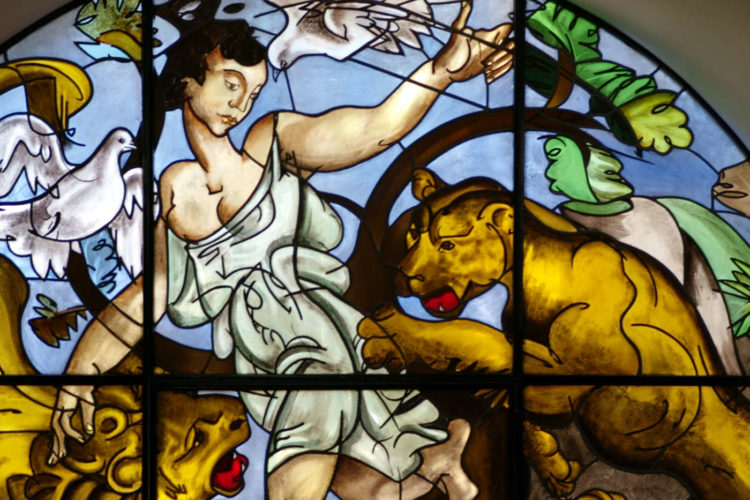 Vitrail de l'artiste Hans Erni au Mas du Chanoine