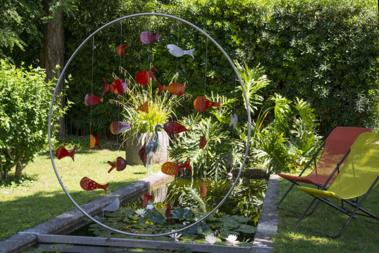 Le bassin aux nénuphars et transats dans le jardin