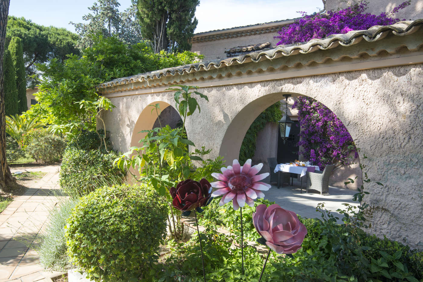 The patio with flowers for breakfast