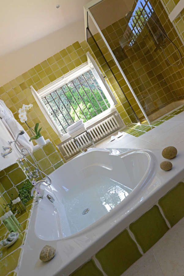 Saint Pauloise Room: the bathtub