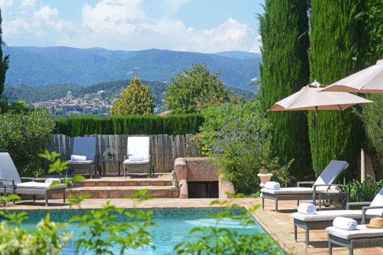 Transats au bord de la piscine avec vue sur les montagnes